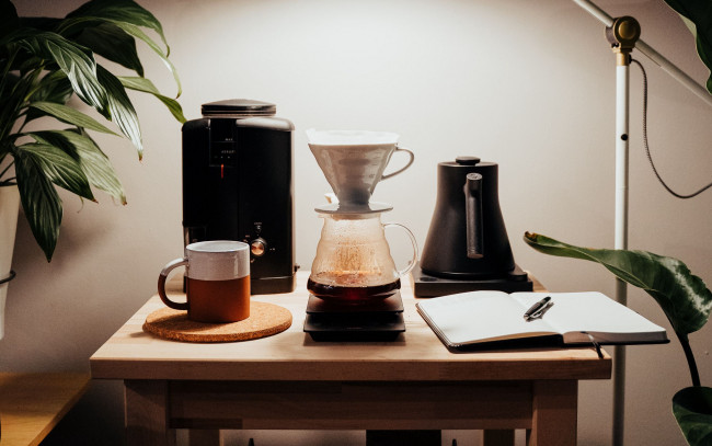 Обои картинки фото еда, кофе,  кофейные зёрна, кофеварка