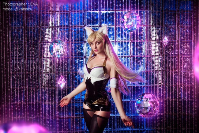 Обои картинки фото девушки, софия летяго , sophie katssby, костюм, магия, неон