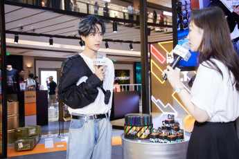 Картинка разное знаменитости ван ибо девушка микрофоны реклама