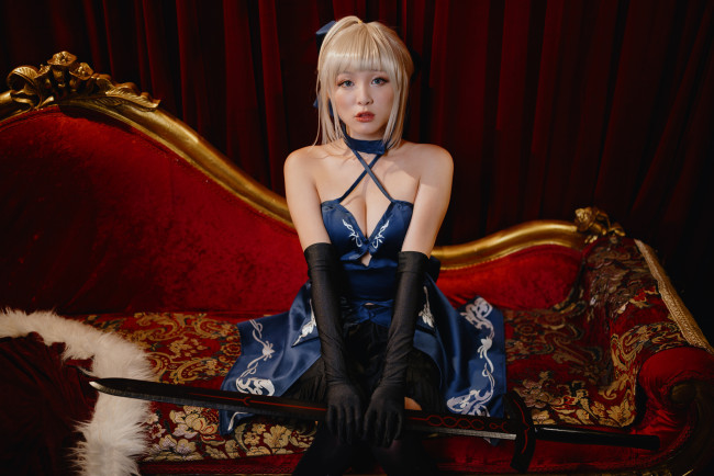 Обои картинки фото девушки, - креатив,  косплей, блондинка, платье, меч, диван, костюм