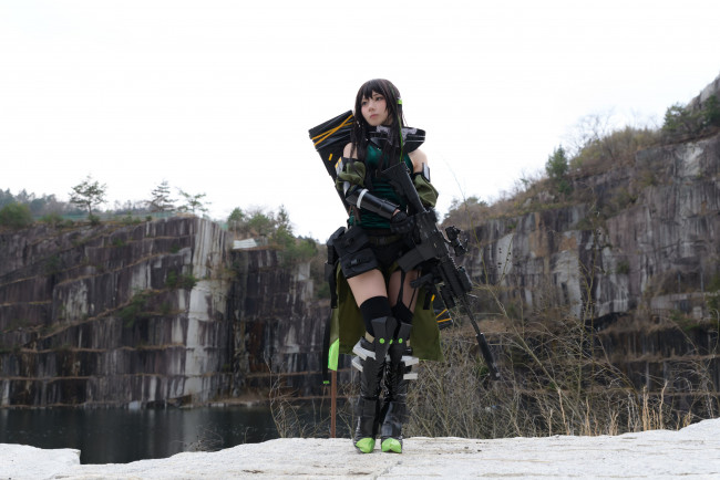 Обои картинки фото девушки, - креатив,  косплей, костюм, скалы, озеро, оружие