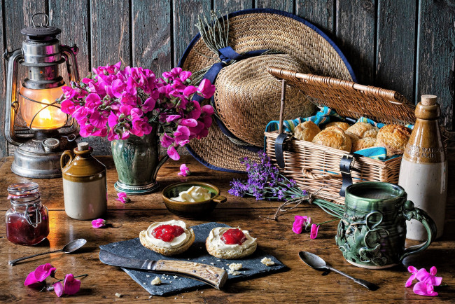 Обои картинки фото еда, натюрморт, букет, шляпа, лампа, чашки, выпечка