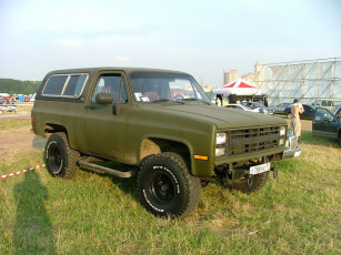 Картинка автомобили выставки уличные фото