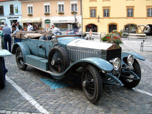 Картинка автомобили выставки уличные фото