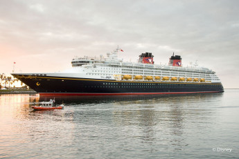 Картинка корабли разные вместе буксир disney magic