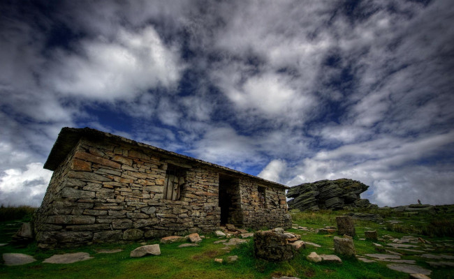 Обои картинки фото разное, развалины, руины, металлолом, дом, трава, камни, облака