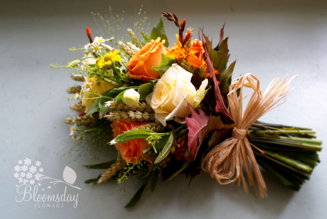 Обои картинки фото цветы, букеты, композиции, розы, пшеница, ромашки, бант