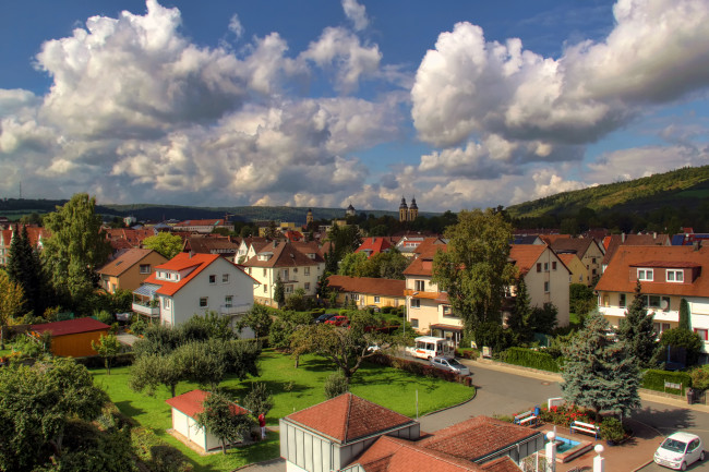 Обои картинки фото германия, бад, мергентхайм, города, панорамы, дома, улица, машина, автобус, газон, трава