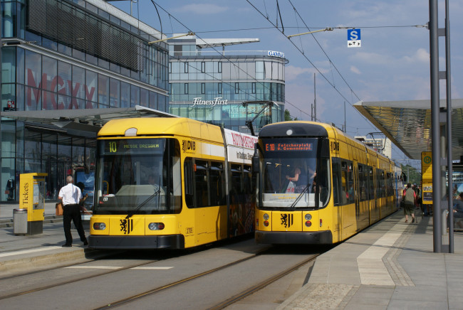 Обои картинки фото техника, трамваи, город, рельсы, трамвай, улица