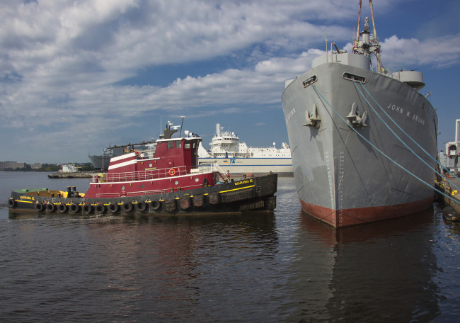 Обои картинки фото корабли, разные вместе, буксир, теплоход