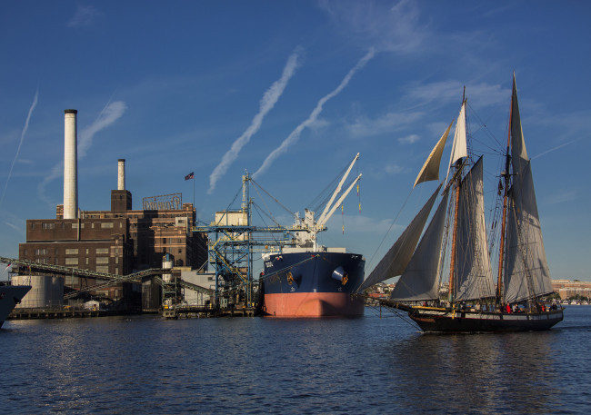 Обои картинки фото корабли, разные вместе, парусник, сухогруз, порт