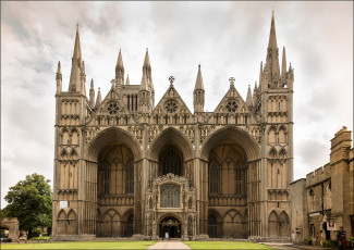 Картинка города -+католические+соборы +костелы +аббатства готика собор площадь