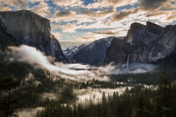 Картинка природа горы sierra nevada mountains лес деревья облака yosemite national park california национальный парк