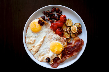 Картинка еда Яичные+блюда овощи бекон яишня