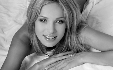 Картинка анастасия+браун девушки модель блондинка черно-белая постель улыбка взгляд