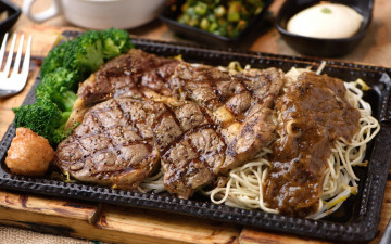 Картинка еда мясные+блюда мясо аппетитный спагетти брокколи соус