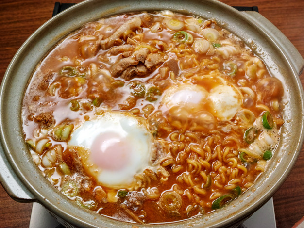 Обои картинки фото еда, вторые блюда, яйца, соус, макароны