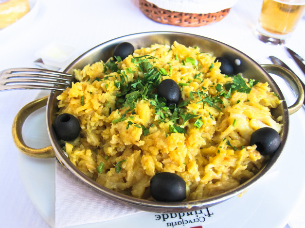 Обои картинки фото еда, вторые блюда, зелень, маслины, яйца, картошка