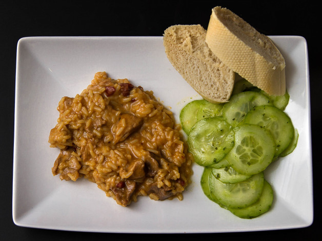 Обои картинки фото еда, вторые блюда, хлеб, огурцы, подлива, рис