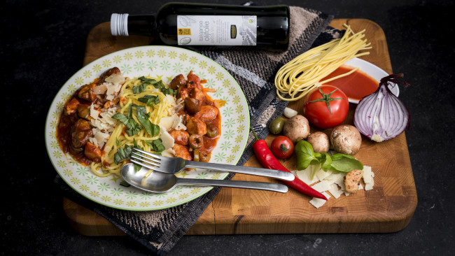 Обои картинки фото еда, макаронные блюда, овощи, масло, соус, спагети