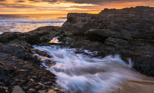 Обои картинки фото природа, побережье, океан, сумрак, тучи, скалы