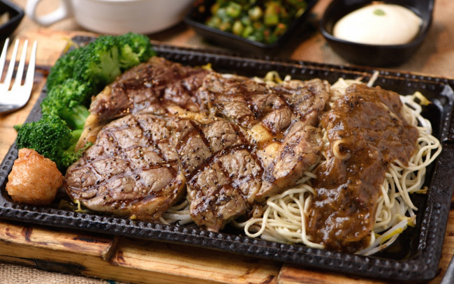 Обои картинки фото еда, мясные блюда, мясо, аппетитный, спагетти, брокколи, соус