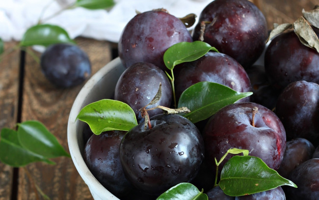 Обои картинки фото еда, персики,  сливы,  абрикосы, синий, фрукт, сливы