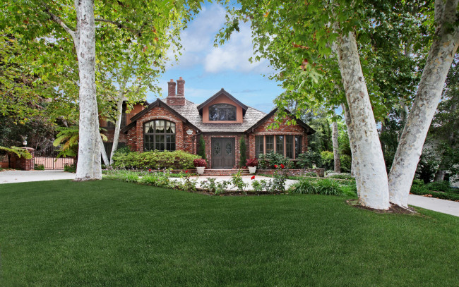 Обои картинки фото города, - здания,  дома, трава, газон, особняк, дом, san, juan, capistrano, калифорния, сша, красиво, деревья, цветы, кусты