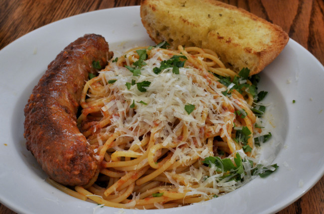 Обои картинки фото еда, макаронные блюда, овощи, колбаска, макароны, хлеб