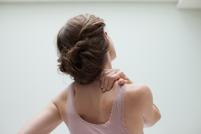 Обои картинки фото девушки, -unsort , брюнетки,  шатенки, спина, майка, прическа