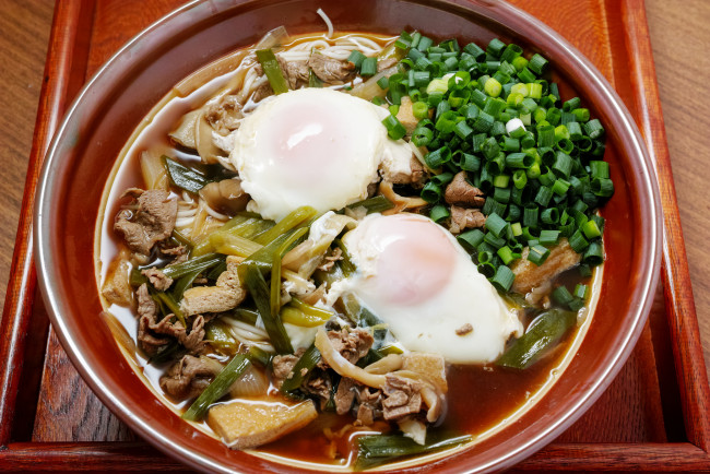 Обои картинки фото еда, вторые блюда, яйца, мясо, зелень, лапша