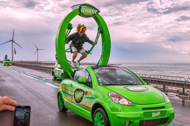 Обои картинки фото fun @ le tour de france, юмор и приколы, фанат, авто