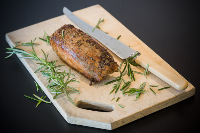 Обои картинки фото pork tenderloin, еда, мясные блюда, зелень, свинина