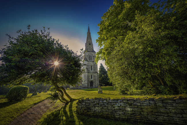 Обои картинки фото stoke doyle church, города, - пейзажи, церковь, лес, дорога, сияние