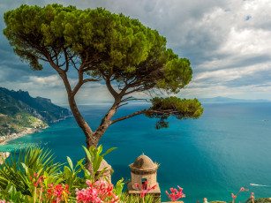 Картинка природа побережье небо облака ravello море дерево высота горизонт горы италия вид сверху солнечно цветы