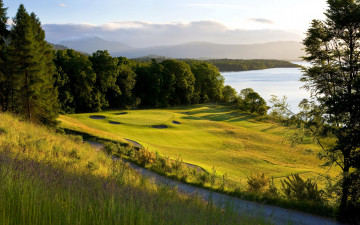 Картинка природа поля озеро зелень поле горы гольф дорога деревья
