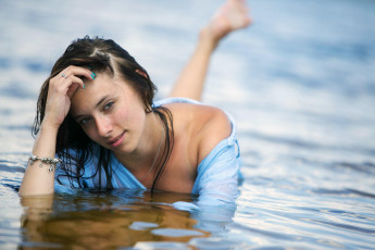 Картинка девушки -unsort+ брюнетки темноволосые улыбка браслет вода