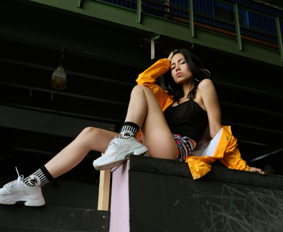 Обои картинки фото девушки, -unsort , брюнетки, темноволосые, сережки, обруча, хип-хоп, брюнетка, женщины, кроссовки, шорты, wallhaven, emelevskaya