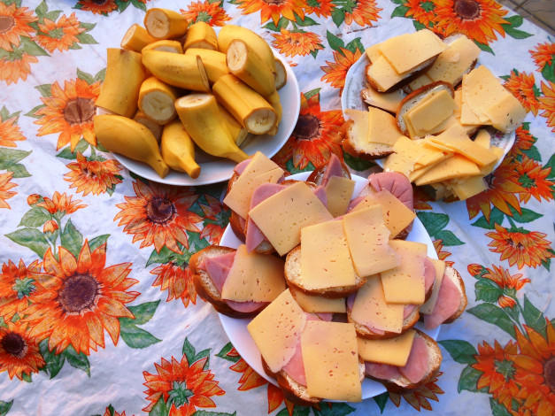 Обои картинки фото еда, бутерброды,  гамбургеры,  канапе, бананы, сыр, хлеб, колбаса