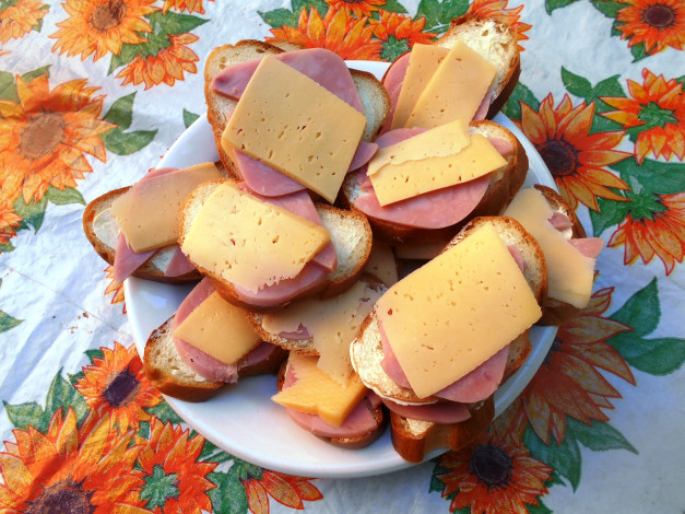 Обои картинки фото еда, бутерброды,  гамбургеры,  канапе, колбаса, сыр, хлеб