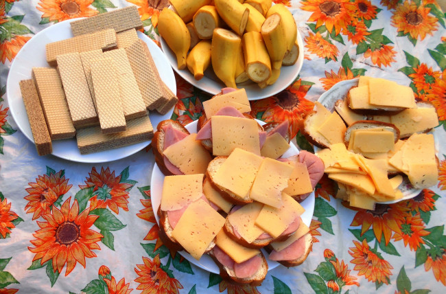 Обои картинки фото еда, бутерброды,  гамбургеры,  канапе, сыр, хлеб, колбаса, вафли, бананы