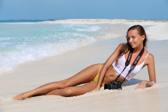 Картинка katya+clover девушки модель белый купальник фотоаппарат вода море девушка katya clover стройная блондинка поза красотка