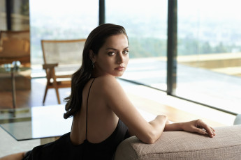 Картинка девушки ana+de+armas брюнетка платье окно