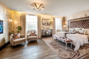 Картинка интерьер спальня кровать кресла люстра