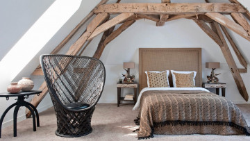 Картинка интерьер спальня кровать кресло настольные лампы