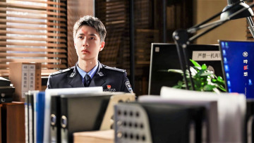 Картинка кино+фильмы being+a+hero чэнь юй полицейский форма кабинет ссадины