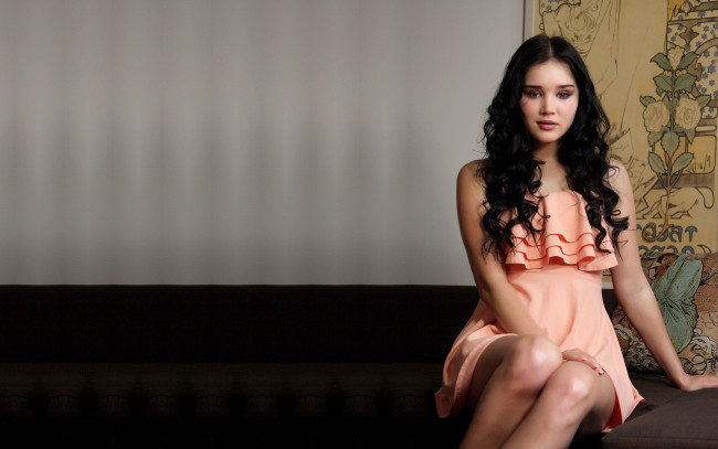 Обои картинки фото девушки, malena fendi, локоны, платье