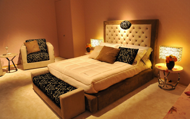 Обои картинки фото интерьер, спальня, кровать, кресло, светильники