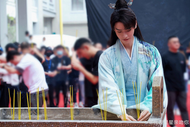 Обои картинки фото мужчины, gong jun | simon gong, актер, костюм, свечи, люди