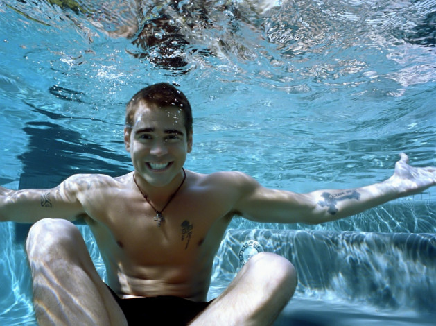 Обои картинки фото мужчины, colin farrell, актер, тату, вода, бассейн